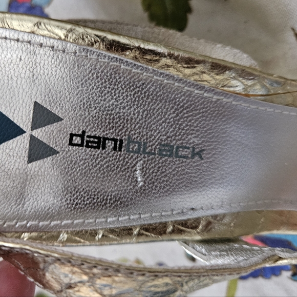 Dani Black Gold snakeskin stamped wedge heels. 7M by Dani Black. - Picture 3 of 4